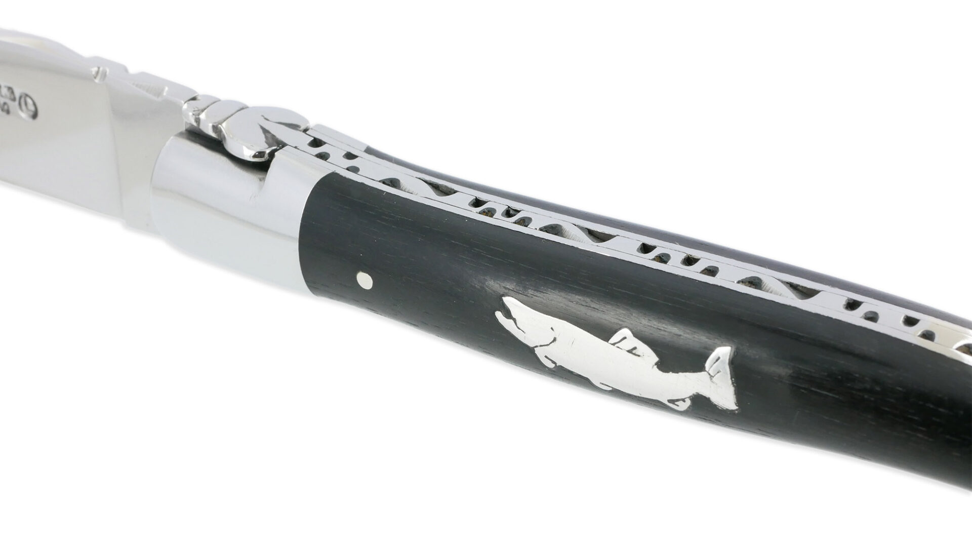 Couteau Laguiole en Aubrac 1 Pièce 12 cm Manche Ebène Marqueterie Truite en Etain 2 Mitres Inox Brillant – Image 3