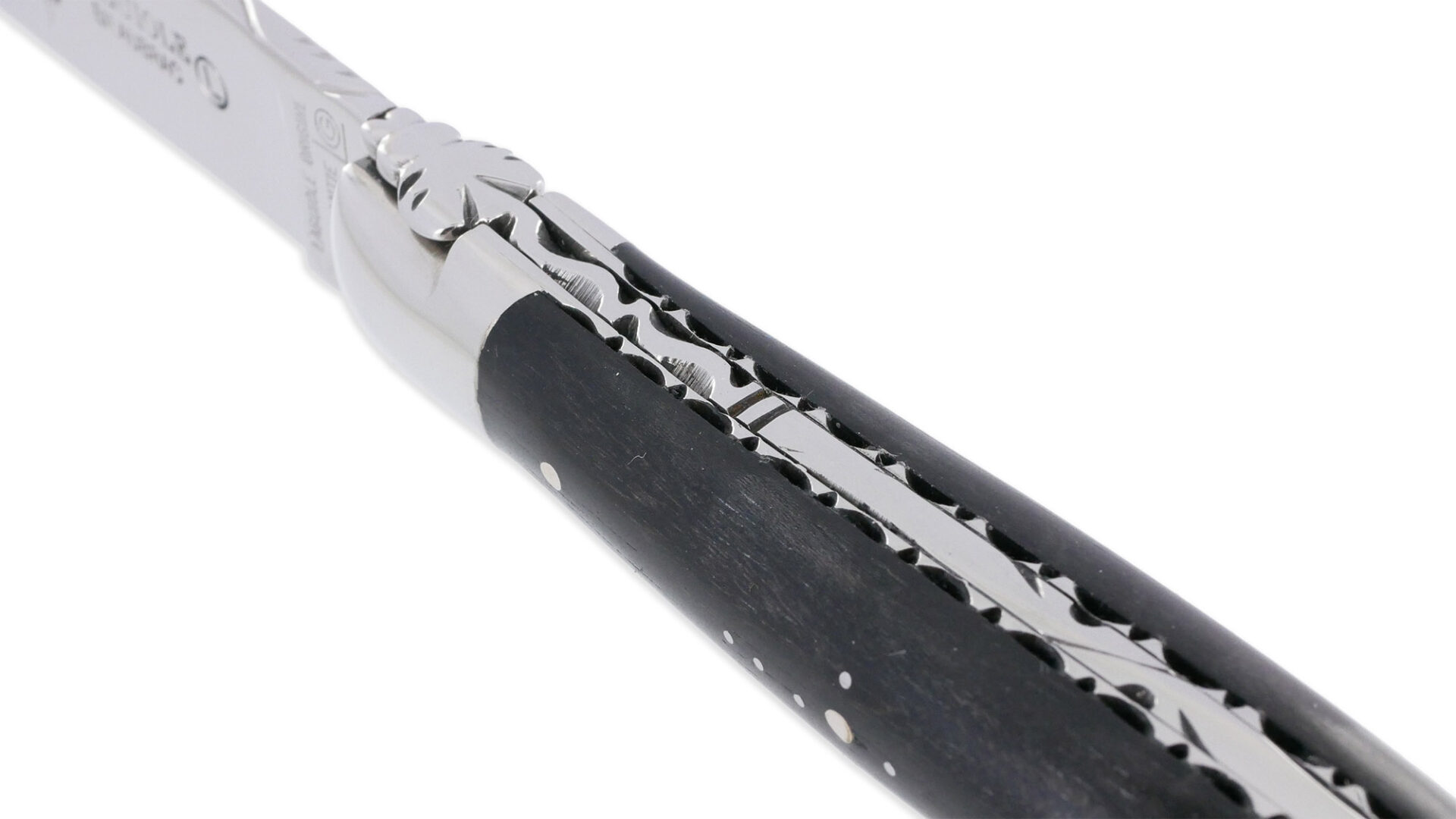 Couteau Laguiole en Aubrac 1 pièce 12cm Ebène 2 Mitres Inox Brillant Platines et Ressort Guillochés Finition Brillante – Image 3