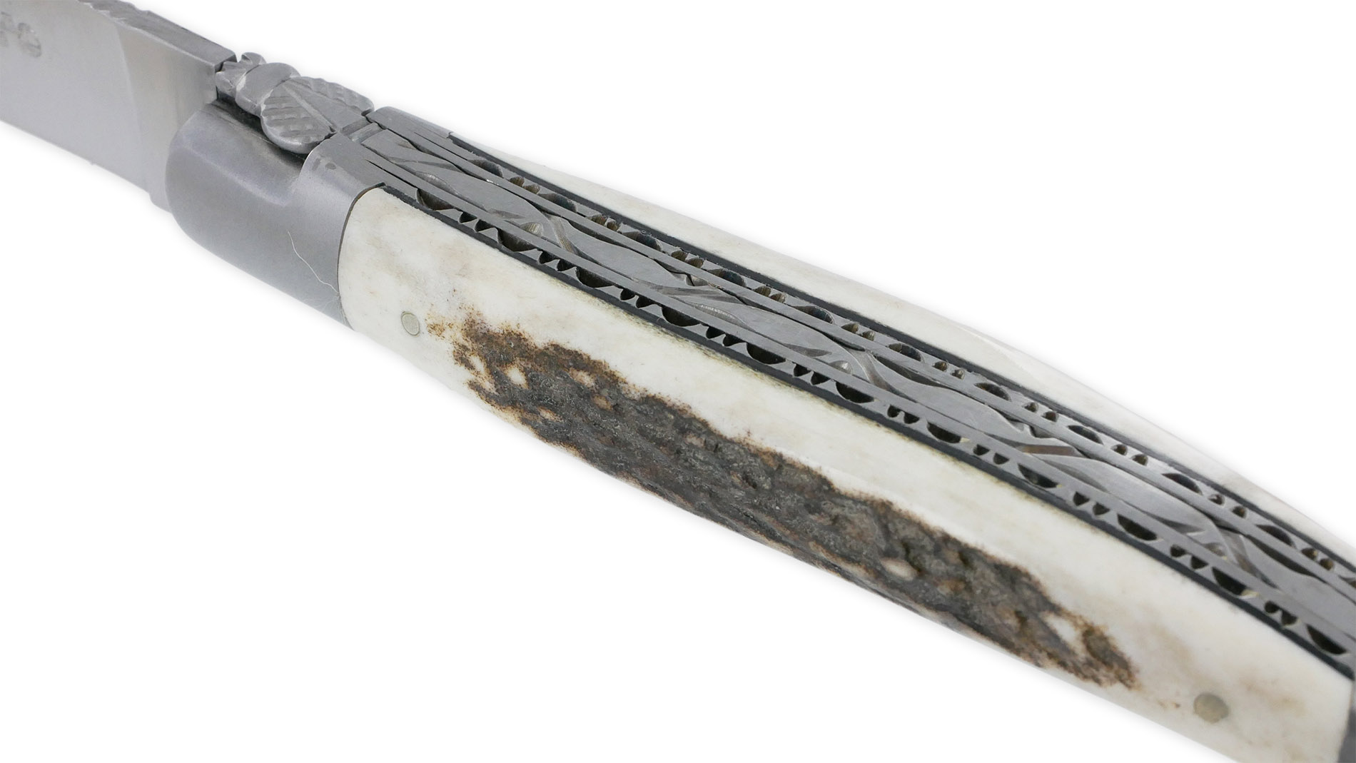 Couteau Laguiole en Aubrac 1 pièce 12cm Manche Bois de cerf Mitres Inox Brossé Double Platines et Ressort Guillochés Finition brossée – Image 2