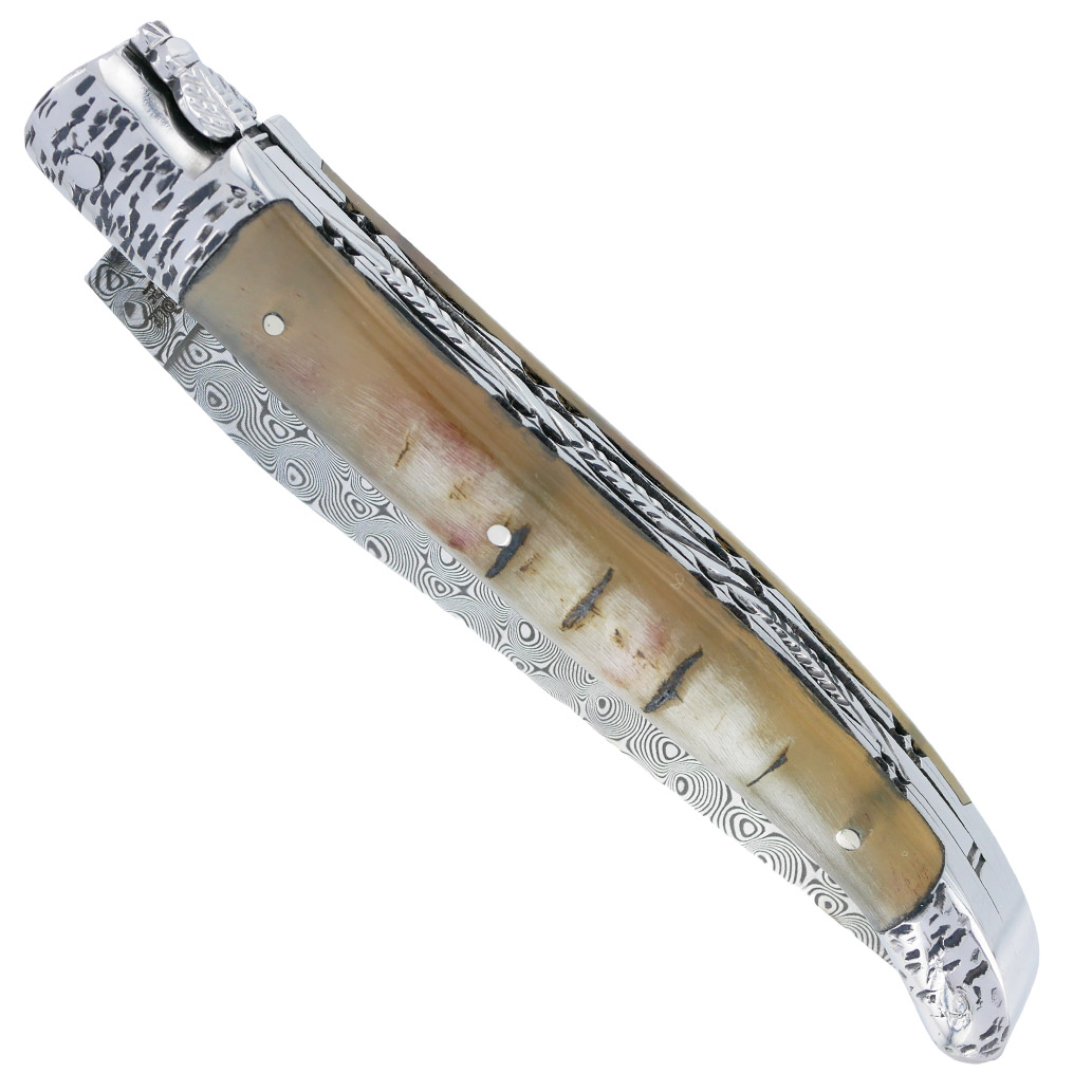 Couteau Laguiole en Aubrac 1 pièce 12cm Double Platines et Ressort Guillochés à la main Manche en Croute de Bélier 2 Mitres Martelées Inox Brillant Lame Damas