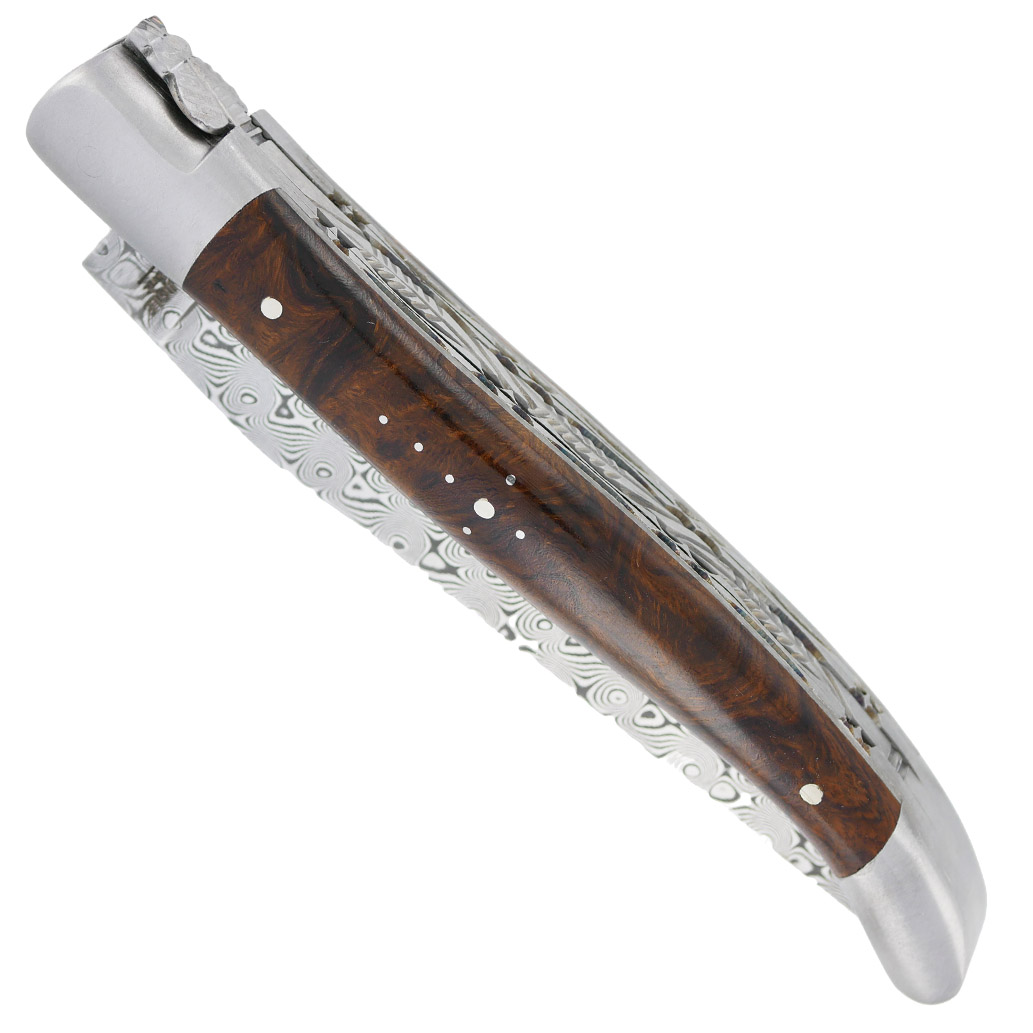 Couteau Laguiole en Aubrac 1 pièce 12cm Double Platines et Ressort Guillochés à la main Manche en Loupe de Bois de Fer 2 Mitres Inox Brossé Lame Damas