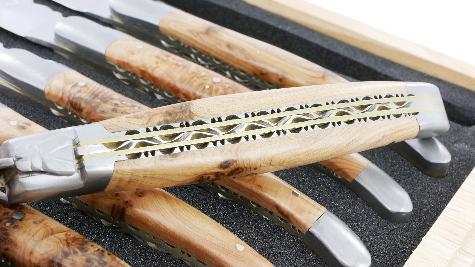 Couteaux de table Prestige Laguiole en Aubrac Double Platine Inox et Laiton Guillochées main Manche Genevrier (Set de 6) – Image 3