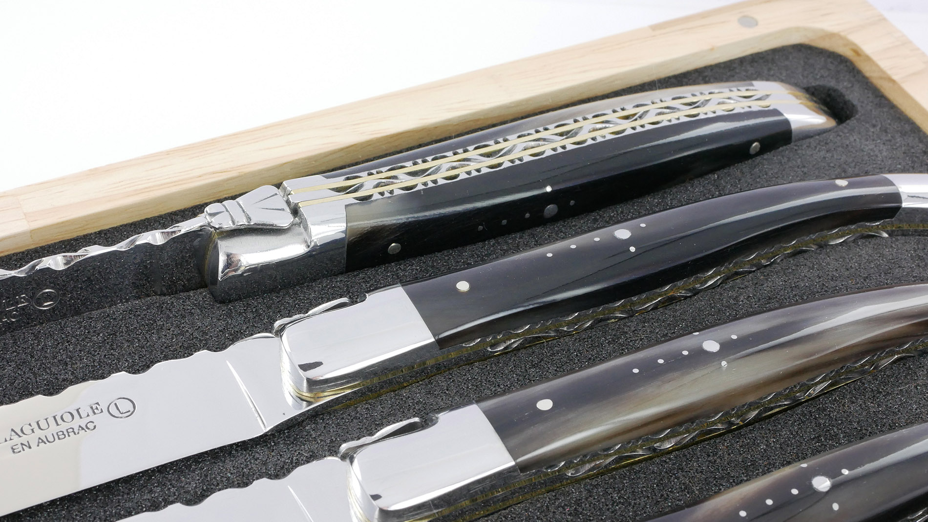 Couteaux de table Prestige Laguiole en Aubrac Double Platine Inox et Laiton Guillochées main Manche Pointe de corne (Set de 6) – Image 3