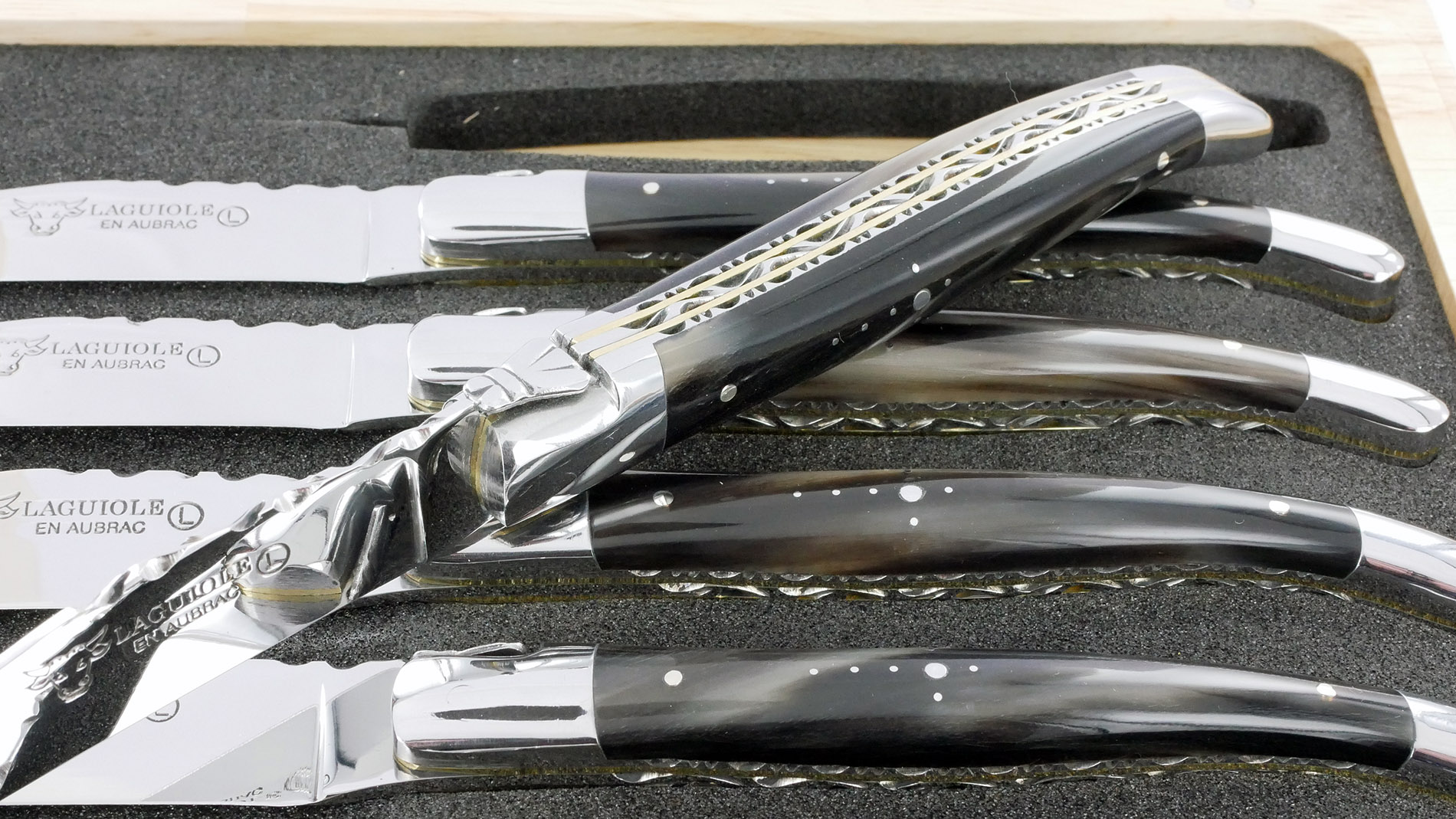 Couteaux de table Prestige Laguiole en Aubrac Double Platine Inox et Laiton Guillochées main Manche Pointe de corne (Set de 6) – Image 4