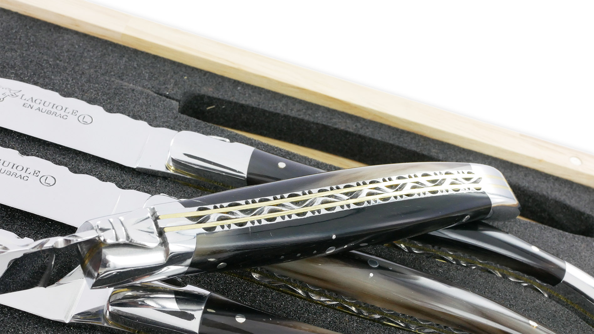 Couteaux de table Prestige Laguiole en Aubrac Double Platine Inox et Laiton Guillochées main Manche Pointe de corne (Set de 6) – Image 7