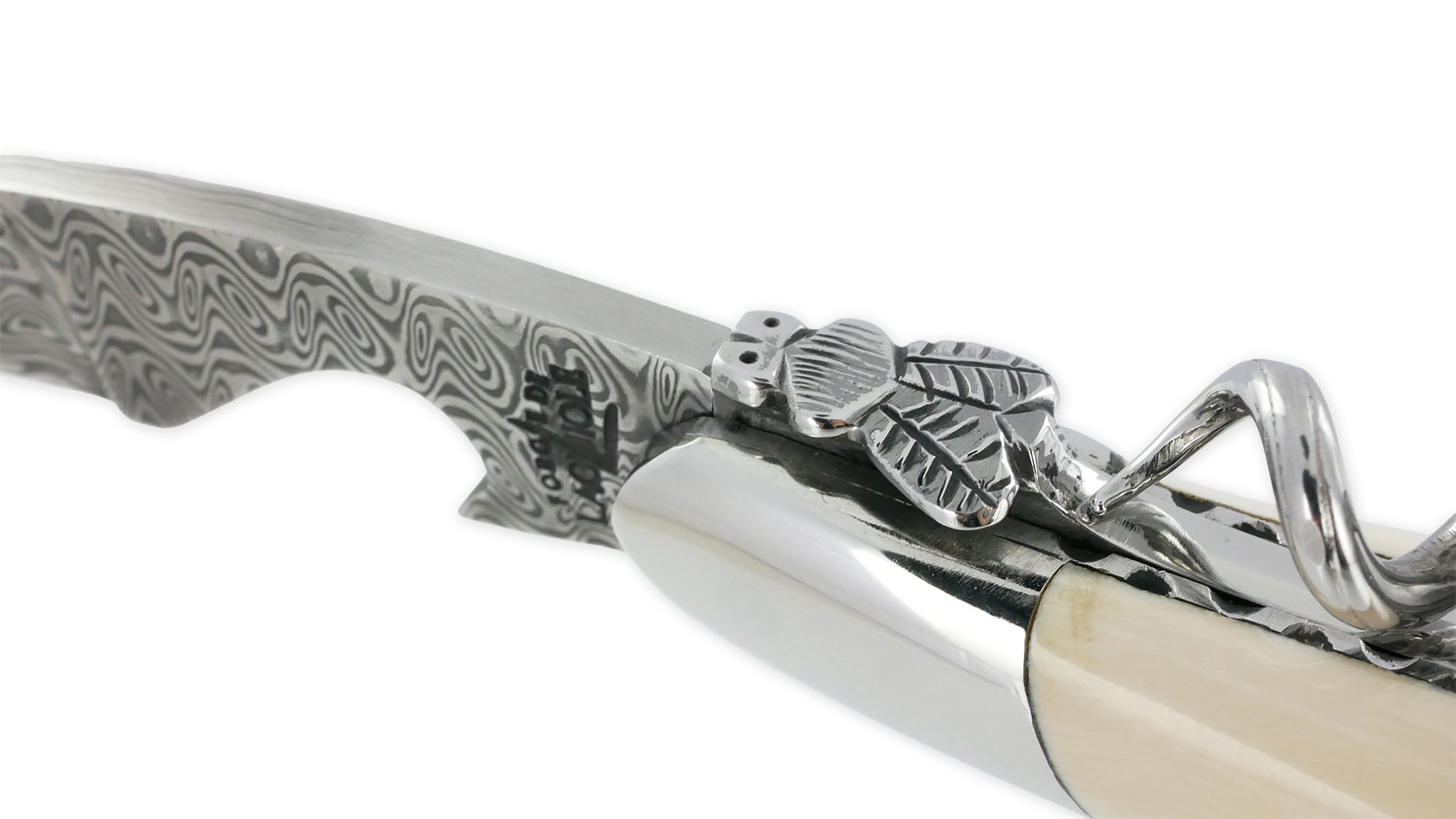 Sommelier Forge de Laguiole Prestige en coeur d’Ivoire de Mammouth Blanc Ressort et Platines Ciselés à la main couteau en Damas Inox Munin Chape Pinot Mouche Prestige – Image 5